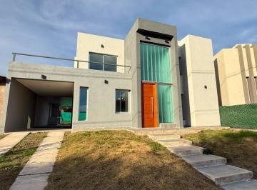 Casa · 175m² · 4 Ambientes · 2 Cocheras · Casa a La Venta en Tejas Cuatro