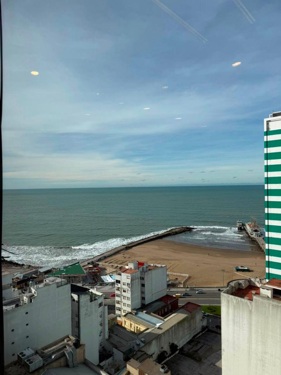 Departamento de 3 ambientes a la calle con balcón y vista panorámica al mar y Cochera!!