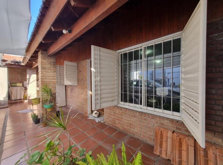 Casa · 200m² · 6 Ambientes · 2 Cocheras