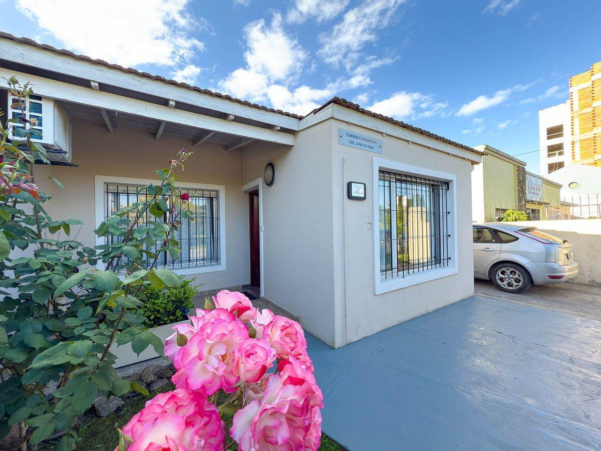 Casa 3 dorm, 100m² en lote amplio con espacio verde — Centro