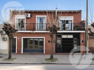 Casa · 182m² · 5 Ambientes · 1 Cochera · Propiedad con Renta Inmediata Sobre Av Sarmiento | Vivienda, Jardín 2 Locales Comerciales