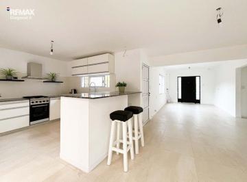 Casa · 115m² · 4 Ambientes · 2 Cocheras · Casa en Venta en Pb 2 Dorm + 1 Escrit City Bell