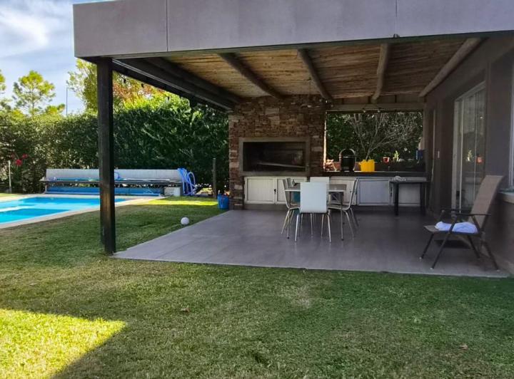 Casa · 200m² · 5 Ambientes · 2 Cocheras