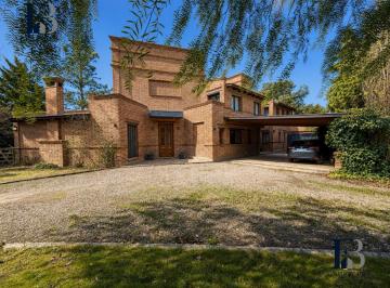 Casa · 3000m² · 7 Ambientes · 3 Cocheras · Casa de Categoria en Campos del Virrey