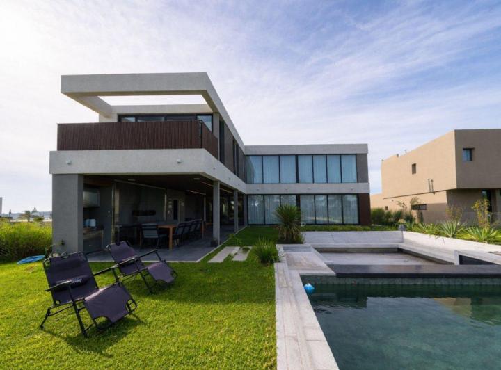 Casa · 270m² · 7 Ambientes · 2 Cocheras