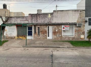 Casa de 2 ambientes, Ciudad de Santa Fe · Propiedad Más Local Comercial en Calle Derqui N° 2811