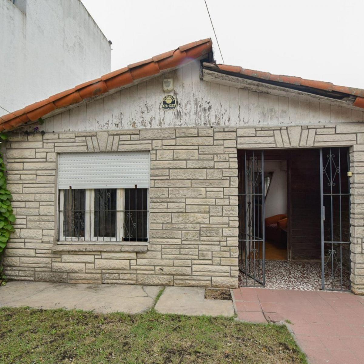 Casa 3 amb, 203m² con entrada de auto y jardín — Jorge Newbery