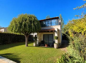 Casa · 220m² · 4 Ambientes · 2 Cocheras · Se Vende Casa en Chacras de Coria, Mendoza