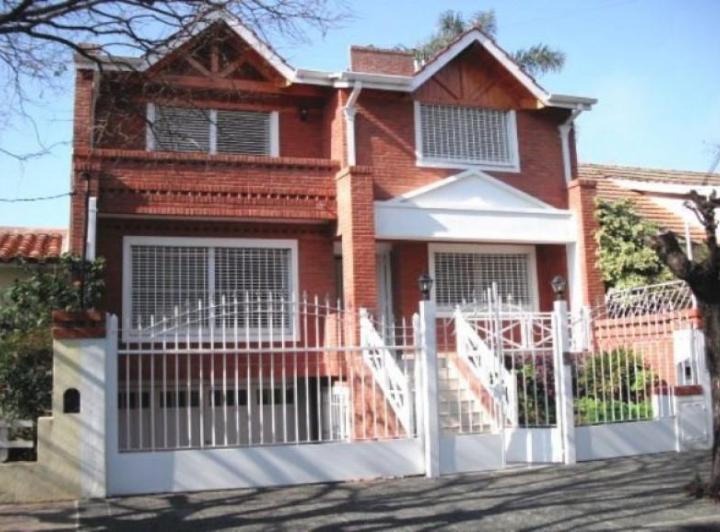 Casa · 290m² · 6 Ambientes · 4 Cocheras