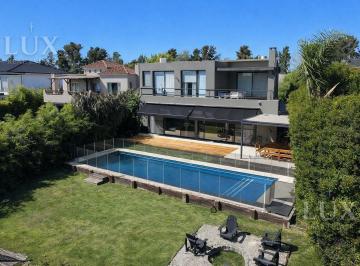Casa · 250m² · 6 Ambientes · 4 Cocheras · Casa a La Laguna en Venta