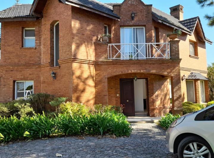 Casa · 180m² · 4 Ambientes · 2 Cocheras