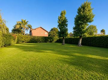 Casa · 110m² · 5 Ambientes · Casa 5 Amb en Doble Lote C/quincho. La Martona