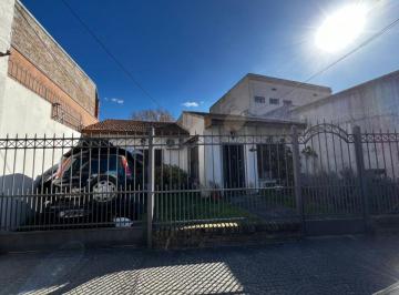 Casa de 3 ambientes, Quilmes · Casa de 4 Ambientes con Cochera y Patio, Bernal Centro