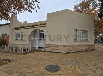 Casa · 149m² · 4 Dormitorios · 1 Cochera · C21 Inmoandes Vende Casa Esquina en Exclusiva Zona de Godoy Cruz (Bombal Sur)