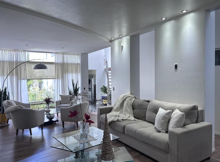 Casa · 226m² · 8 Ambientes · 1 Cochera