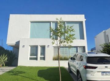 Casa · 246m² · 6 Ambientes · 4 Cocheras · Casa en Los Castaños Nordelta