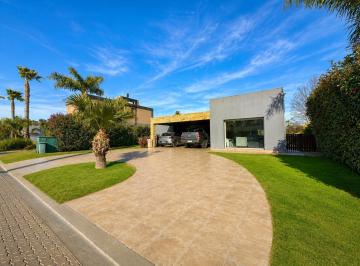 Casa · 800m² · 6 Ambientes · 2 Cocheras · Casa de 4 Dorm. en Mira Flores