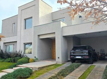 Casa de 8 ambientes, Luján de Cuyo · Casa en Venta en Barrio Alto Terrada.