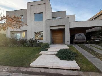 Casa de 8 ambientes, Luján de Cuyo · Casa en Venta en Barrio Alto Terrada.
