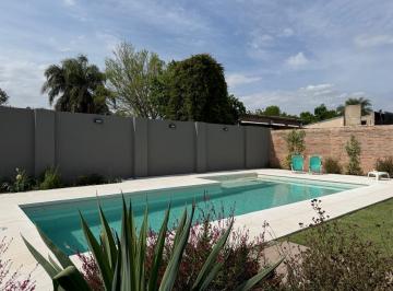 Casa · 212m² · 6 Ambientes · 2 Cocheras · Casa en Barrio Brigadier López
