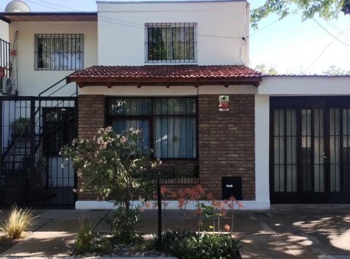 Casa · 135m² · 8 Ambientes · 1 Cochera