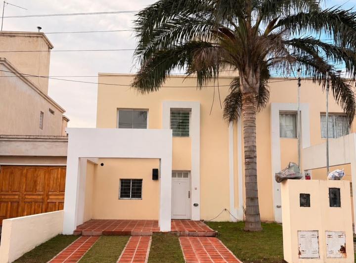 Casa · 120m² · 8 Ambientes · 1 Cochera