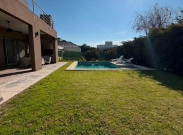 Casa de 6 ambientes, Berazategui · Casa en Los Troncos, Completamente Amueblada, 6 Ambientes