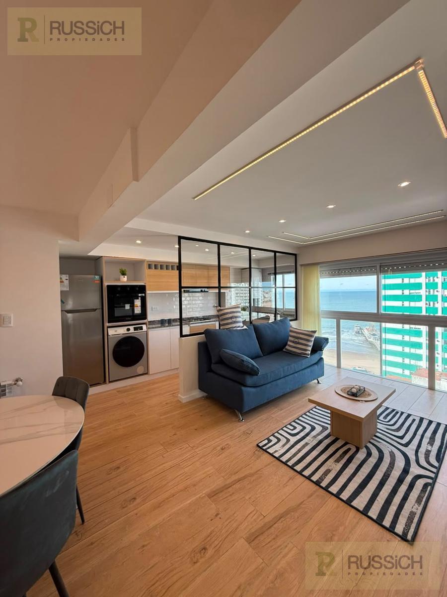 Departamento de 3 ambientes con balcon a la calle y vista al mar