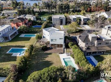 Casa · 200m² · 6 Ambientes · 1 Cochera · Casa en Venta en Las Glorietas, Nordelta, Tigre