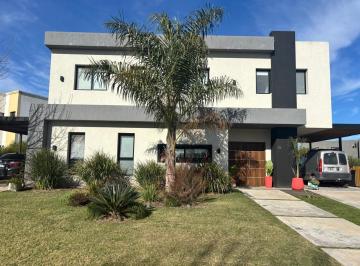Casa · 195m² · 5 Ambientes · 5 Cocheras · Venta Casa 5 Amb. C/ Piscina San Sebastian (Pilar)