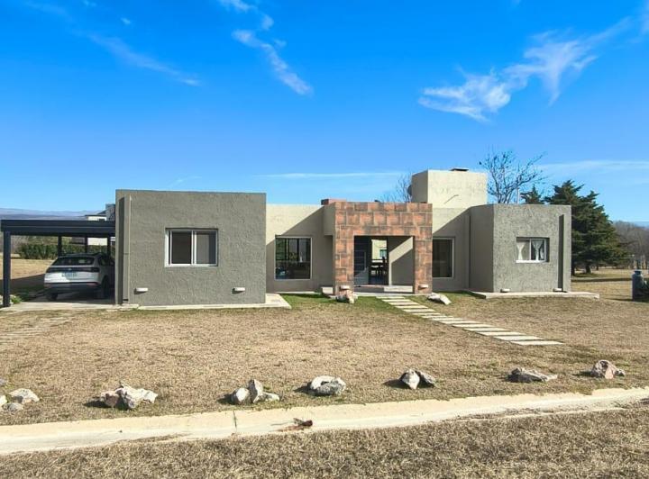Casa · 228m² · 2 Dormitorios · 1 Cochera