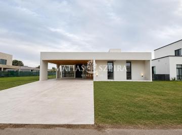 Casa · 170m² · 4 Ambientes · 2 Cocheras · Casa en Fincas de Alvarez
