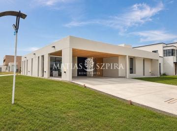 Casa · 170m² · 4 Ambientes · 2 Cocheras · Casa en Fincas de Alvarez