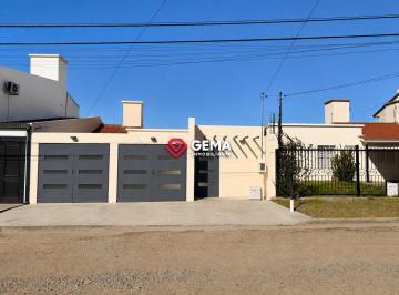 Casa · 230m² · 5 Ambientes · 2 Cocheras · Casa 2 Dorm. en Mirazoles Al 10