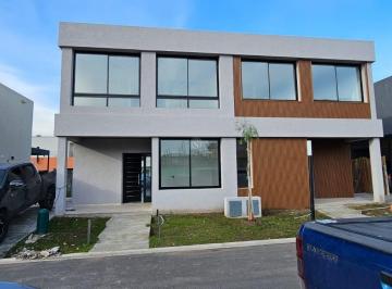 Casa · 140m² · 5 Ambientes · 2 Cocheras · Casa en Venta en Springpark Pilar, Pilar, G. B. a. Zona Norte