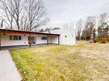 Casa · 230m² · 4 Ambientes · 4 Cocheras · Casa Chacra en Venta en El Solar de Capilla con Pileta y Jardín