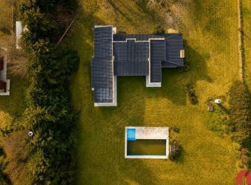 Casa · 269m² · 4 Ambientes · 4 Cocheras · Casa Chacra en Venta en El Solar de Capilla con Pileta y Jardín
