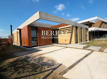 Casa · 161m² · 7 Ambientes · 1 Cochera · Casa Venta 3 Dorm. Barrio San Sebastian Area 7 Lote de 820 m² Escobar, Zona Nort