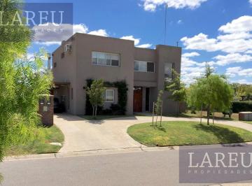 Casa · 220m² · 5 Ambientes · 2 Cocheras · Casa en Santa Guadalupe, Pilar del Este.