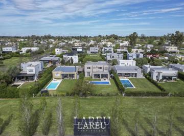 Casa · 220m² · 5 Ambientes · 2 Cocheras · Casa en Santa Guadalupe, Pilar del Este.