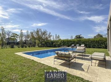 Casa · 220m² · 5 Ambientes · 2 Cocheras · Casa en Santa Guadalupe, Pilar del Este.