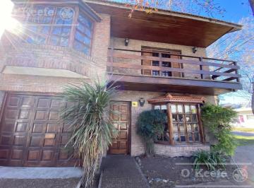 Casa · 183m² · 4 Ambientes · 1 Cochera · Casa en Venta 4 Ambientes C/ Parque y Cochera, Bernal.