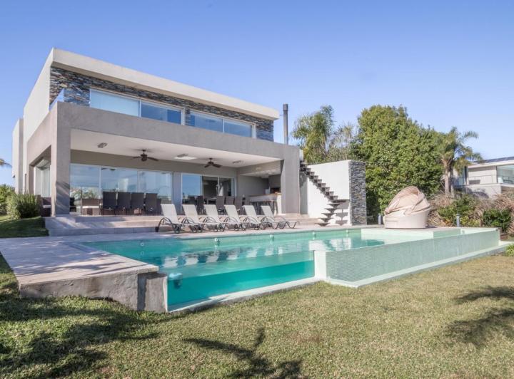 Casa · 1097m² · 5 Ambientes · 1 Cochera