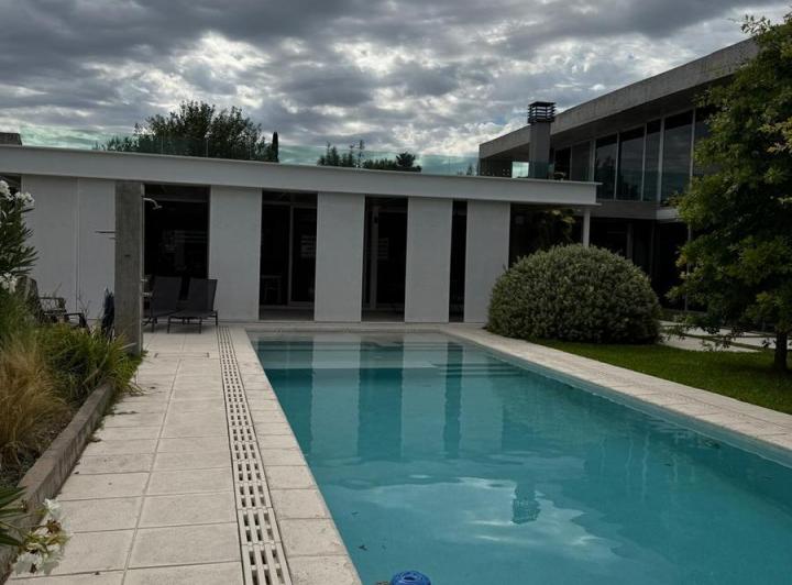 Casa · 611m² · 7 Ambientes · 4 Cocheras
