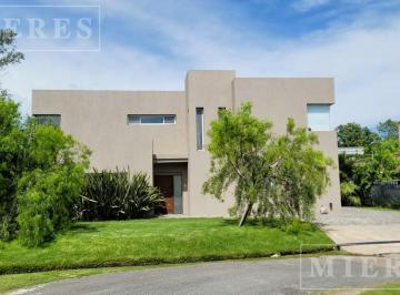 Casa · 175m² · 4 Ambientes · Casa en Venta en Los Tacos