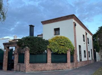 Casa · 70m² · 3 Ambientes · 1 Cochera · Casa - Banfield Este
