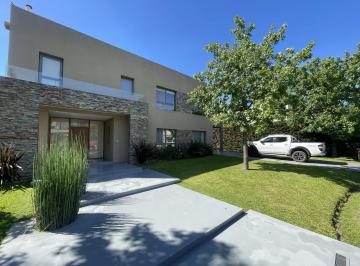 Casa · 300m² · 5 Ambientes · 2 Cocheras · Casa en Alquiler en La Lomada de Pilar