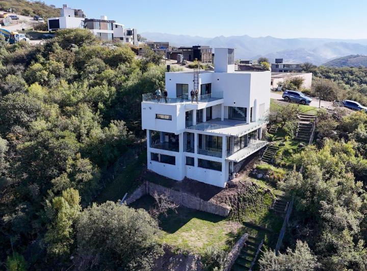 Casa · 440m² · 5 Ambientes · 2 Cocheras