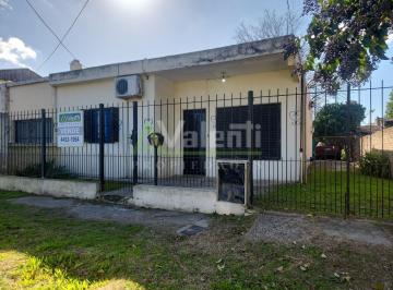 Casa de 3 ambientes, Hurlingham · Casa 3 Ambientes en Venta con Cochera y Jardin, Barrio Luna, Hurlingham