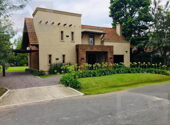 Casa · 200m² · 5 Ambientes